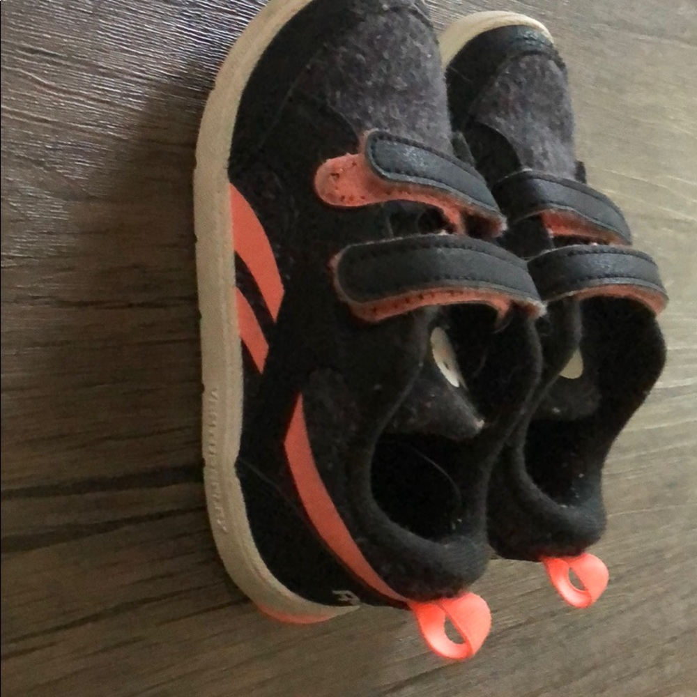 Girls Reebok sneaker - Picture 2 of 4